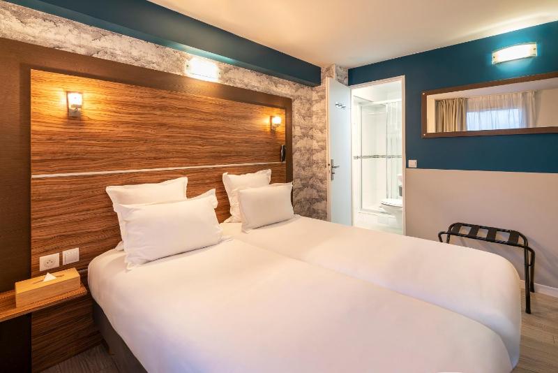 Standard Twin Room image 4
