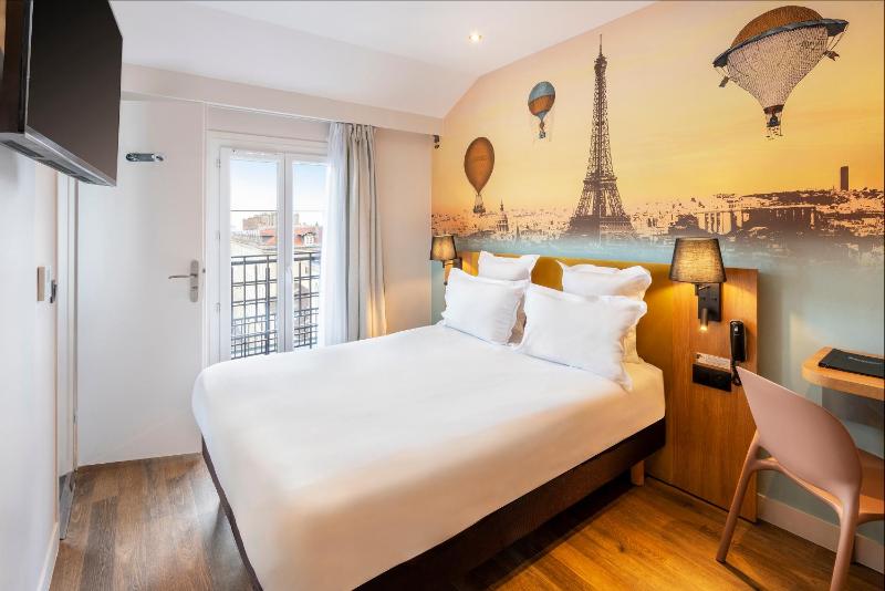 Standard Double Room image 4