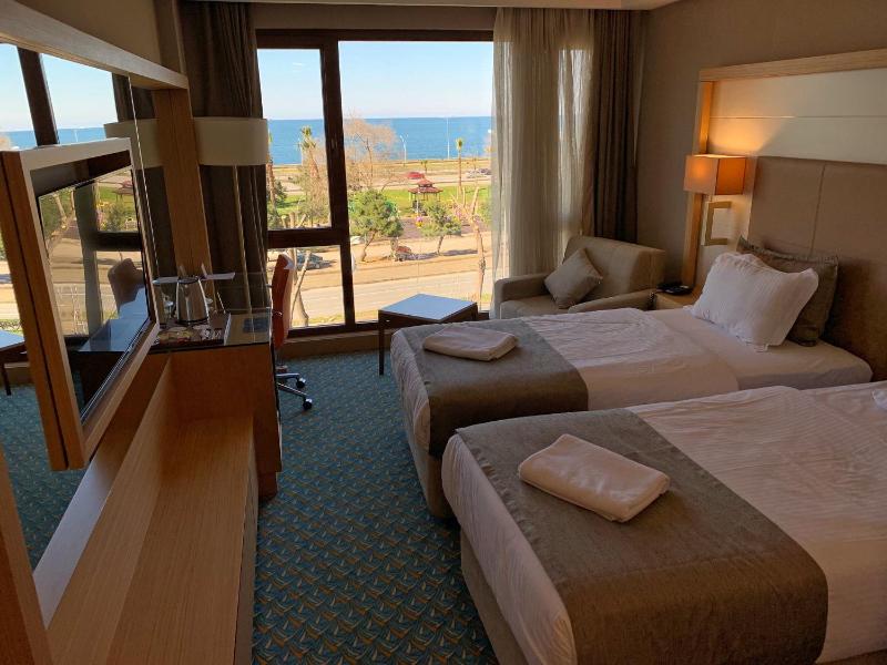 Deluxe Twin Room with Sea View image 3