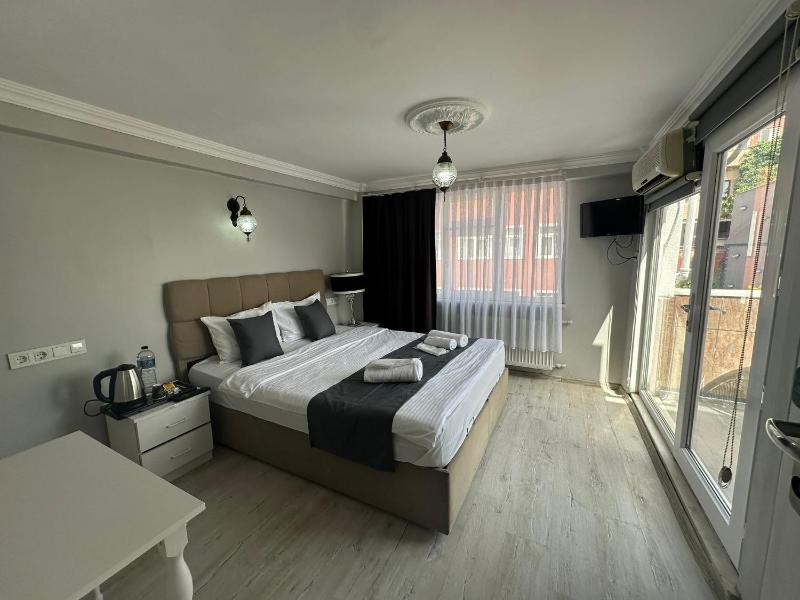 Deluxe Double Room with Balcony and Sea View image 1