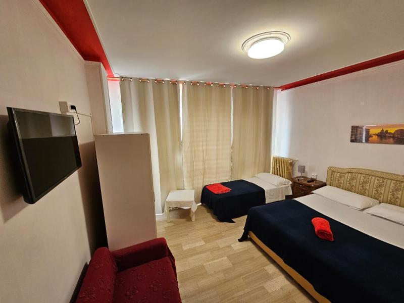 Deluxe King Room image 1