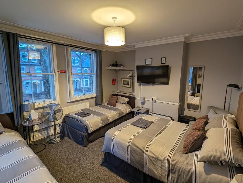 Economy Triple Room image 3