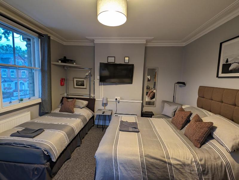 Economy Triple Room image 2