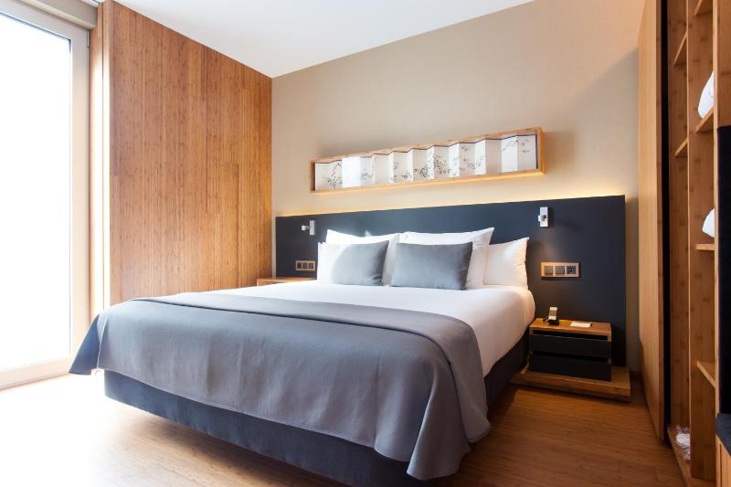 Deluxe Double Room with Balcony image 4