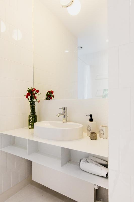 Studio Apartment with Courtyard View image 4
