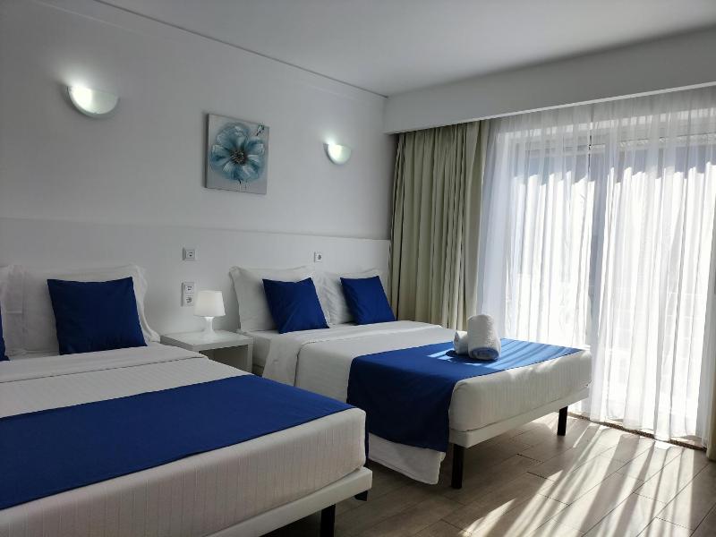 Standard Double Room with Two Double Beds image 3