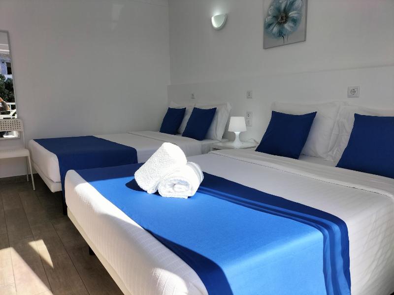 Standard Double Room with Two Double Beds image 4