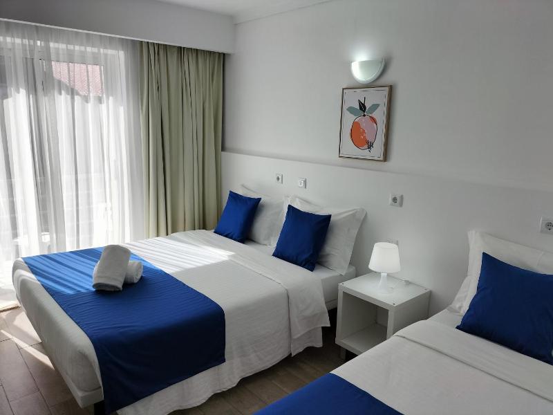 Triple Room with Balcony image 4