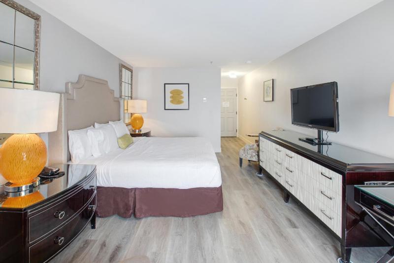 Standard King Room image 4