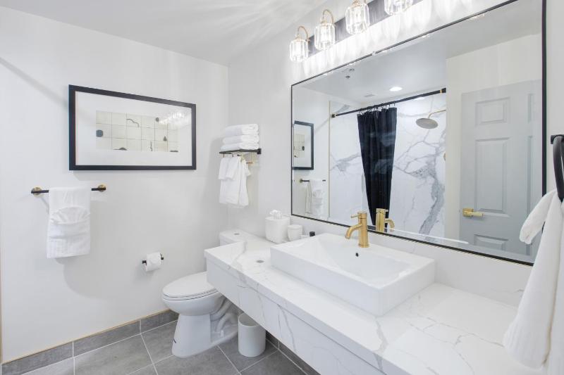 Standard King Room image 3