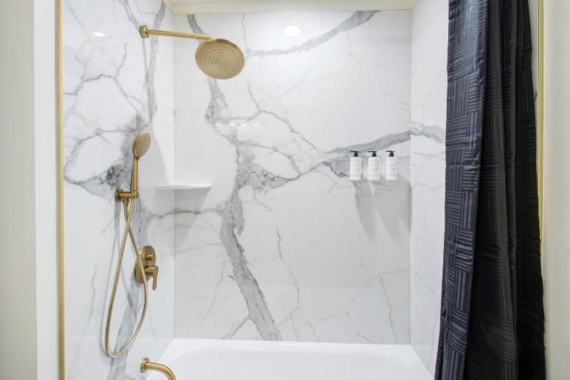 Standard King Room image 2