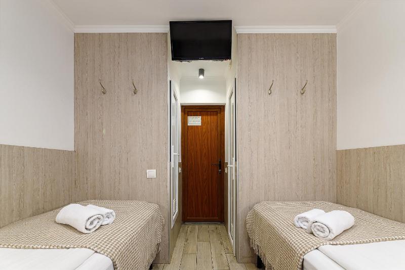 Economy Twin Room image 4