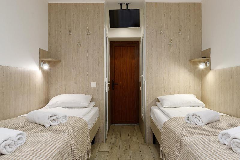 Economy Quadruple Room image 3