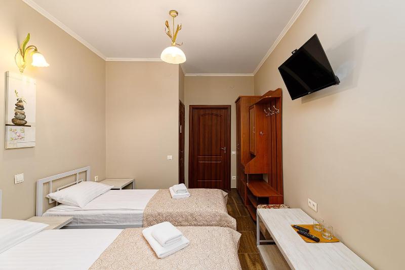 Standard Twin Room image 3