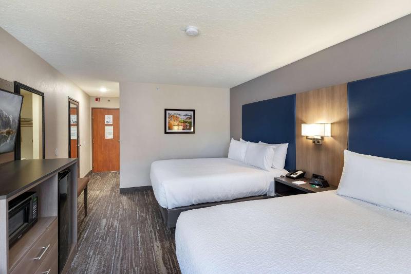 Queen Room with Two Queen Beds - Non-Smoking image 2
