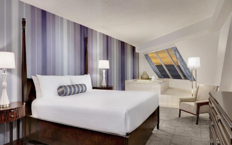 Pyramid Corner King Suite + Pyramid Corner Two Queen Suite image 3