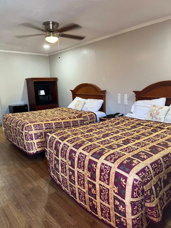 Queen Room with Pool View image 1