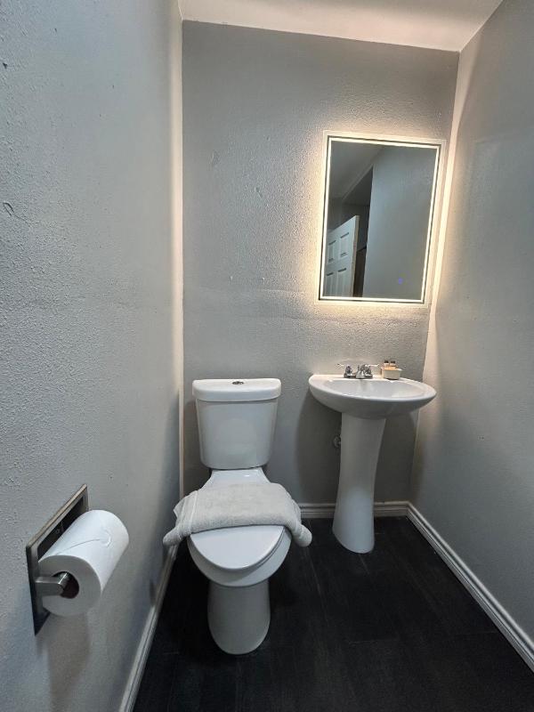 Single Room with Bathroom image 3