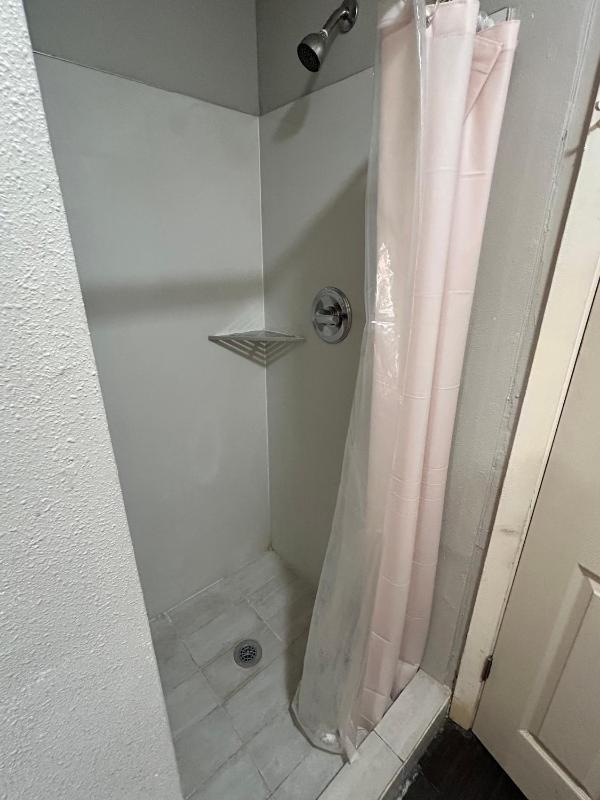 Single Room with Bathroom image 2