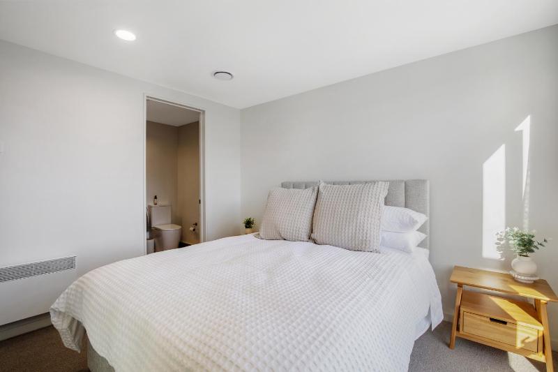Modern and Central - Christchurch Apartment - image 3