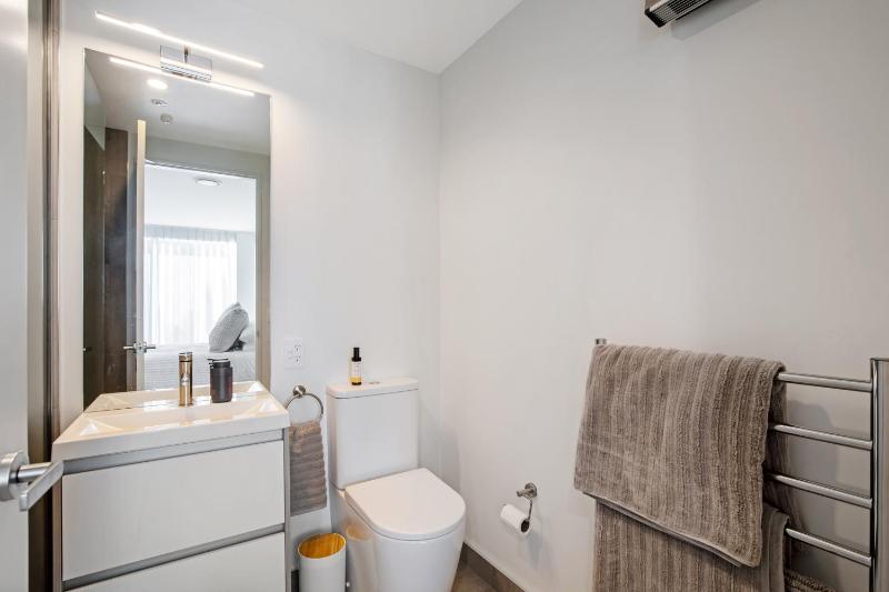 Modern and Central - Christchurch Apartment - image 14