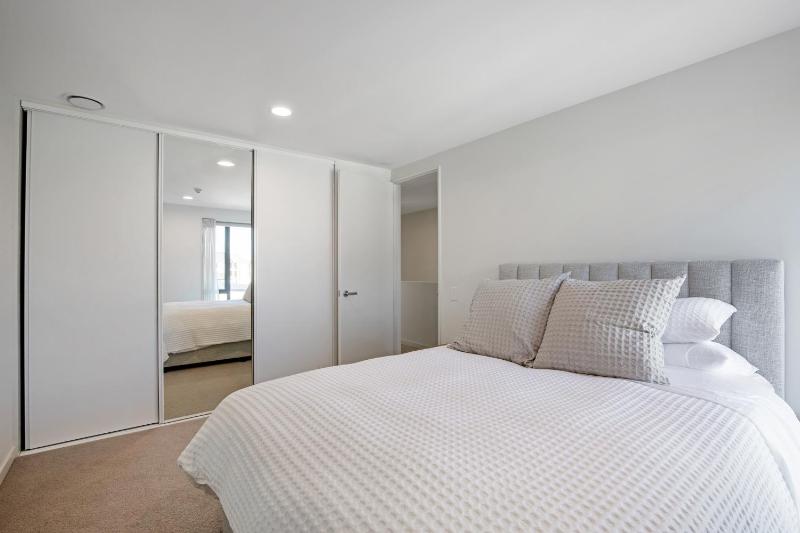 Modern and Central - Christchurch Apartment - image 10