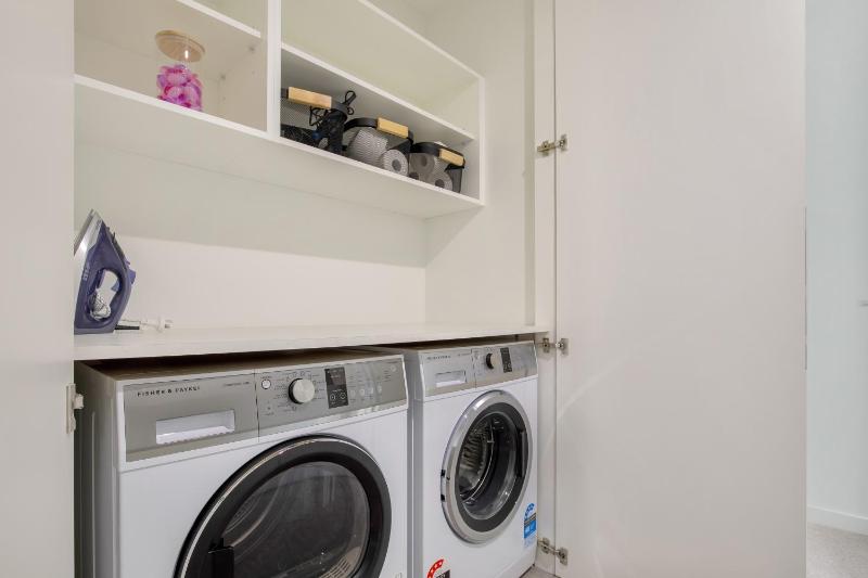 Modern and Central - Christchurch Apartment - image 6