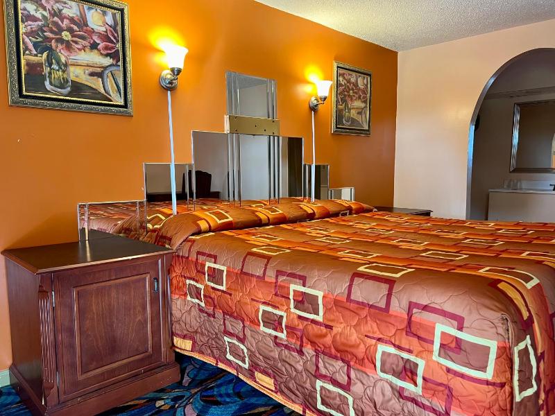 Deluxe King Room image 2