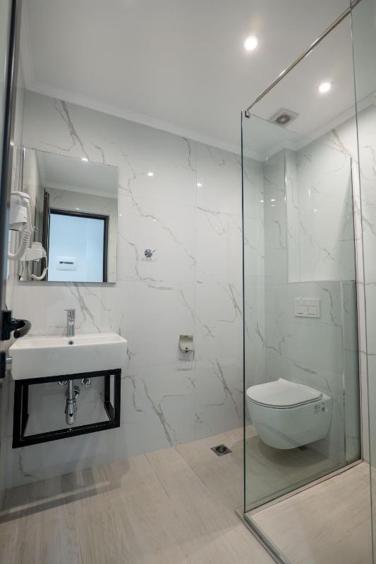 Triple Room with Garden View image 3
