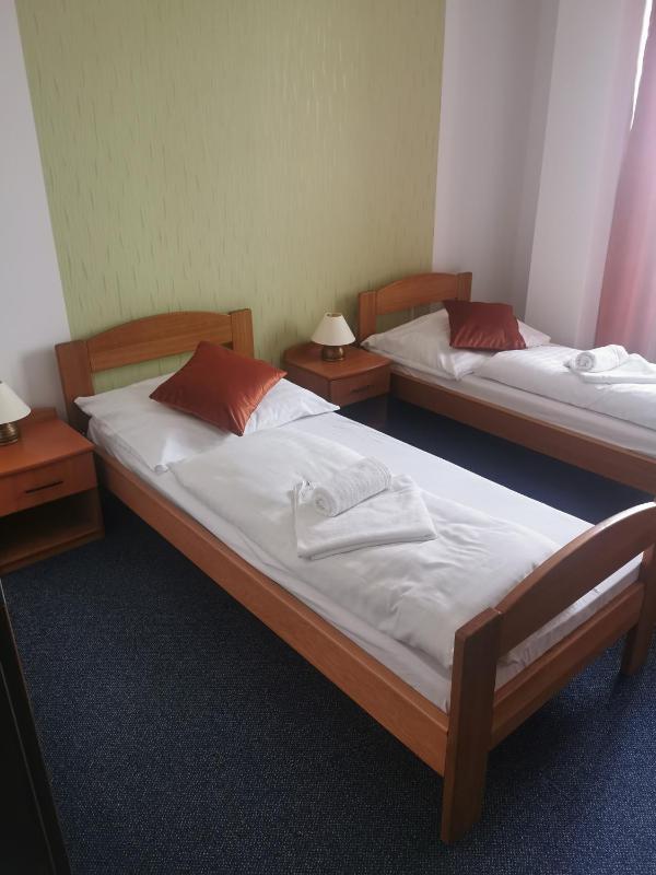 Twin Room image 3
