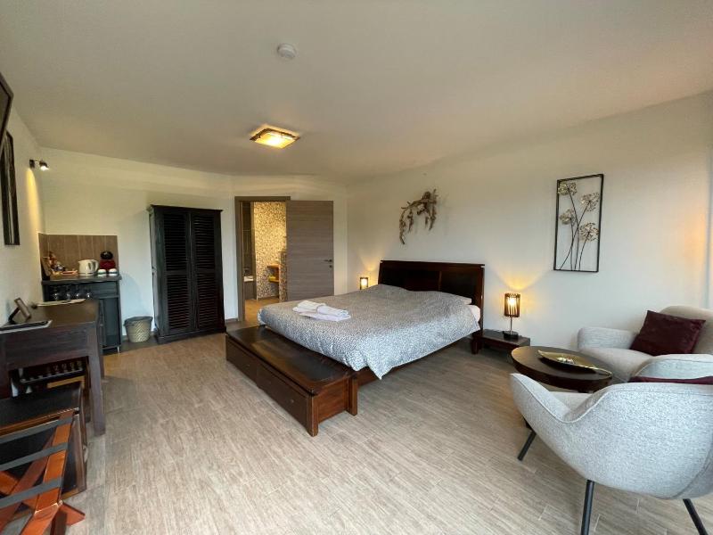 Double Room with Bath image 4
