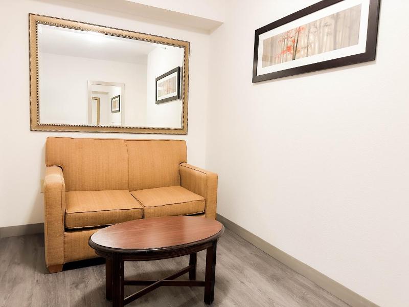 Deluxe King Room with Sofa Bed image 4
