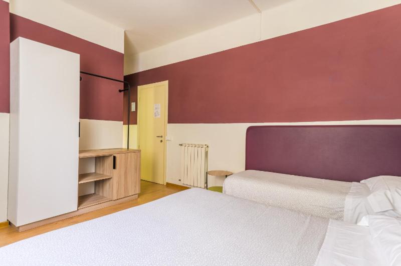 Economy Triple Room image 4