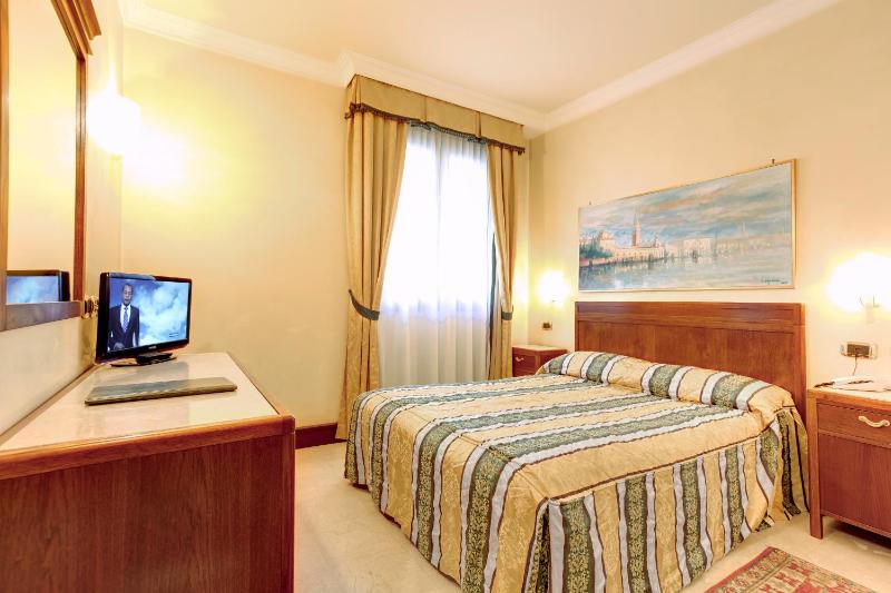 Economy Double Room image 4