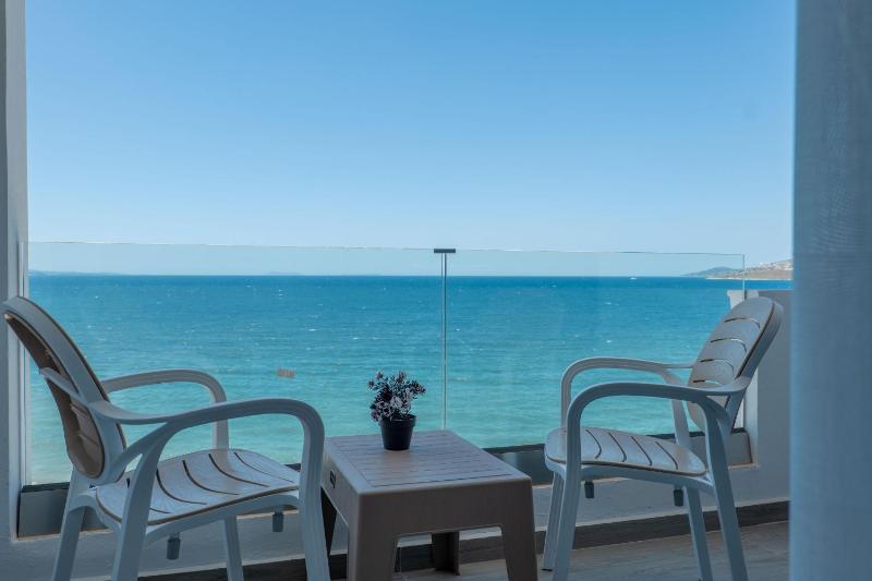 Triple Room with Sea View image 3