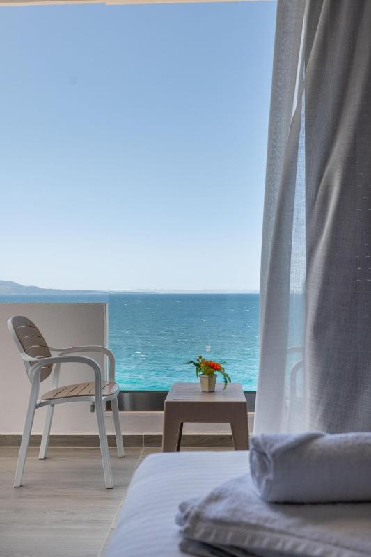 Triple Room with Sea View image 2