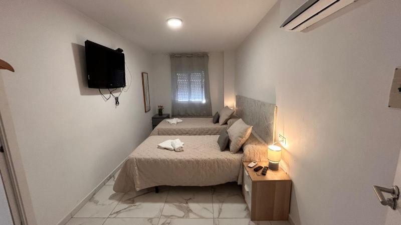 Twin Room with Private Bathroom image 3