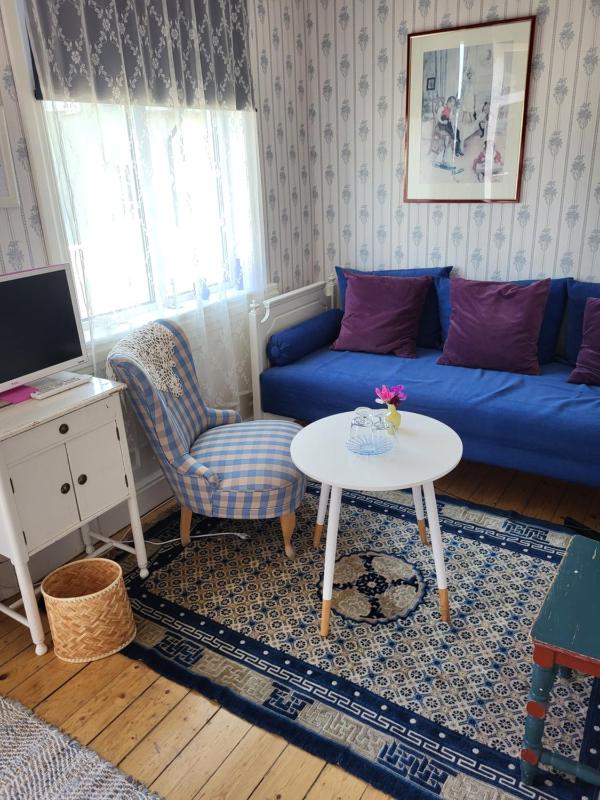 Twin Room with Shared Bathroom image 3