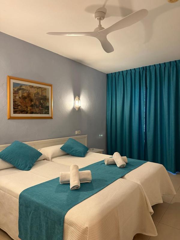 Double or Twin Room with Partial Sea View image 1