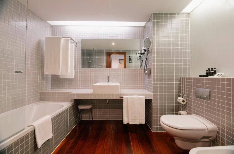 Double or Twin Room image 3