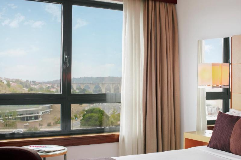 Superior Twin Room image 3