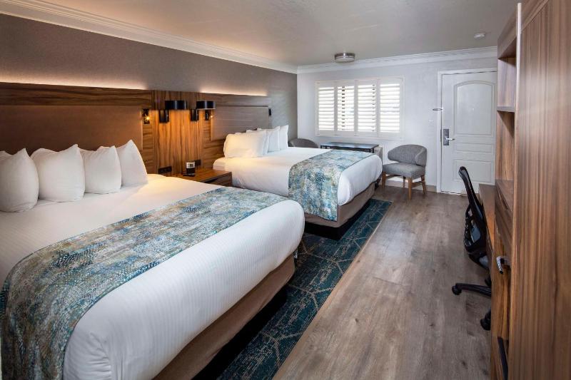 Deluxe Queen Room with Two Queen Beds - Non-Smoking image 3