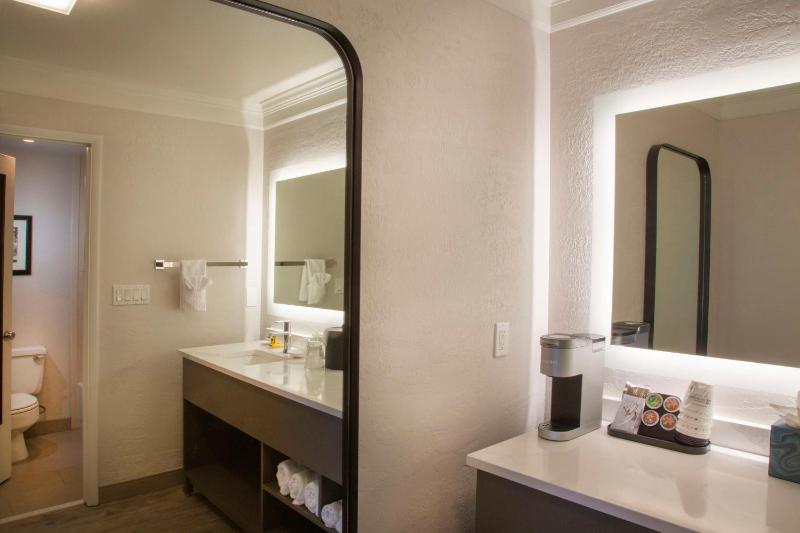 Deluxe King Room - Non-Smoking image 2