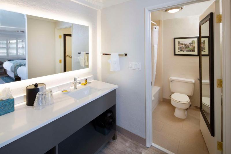 Deluxe King Room - Non-Smoking image 3