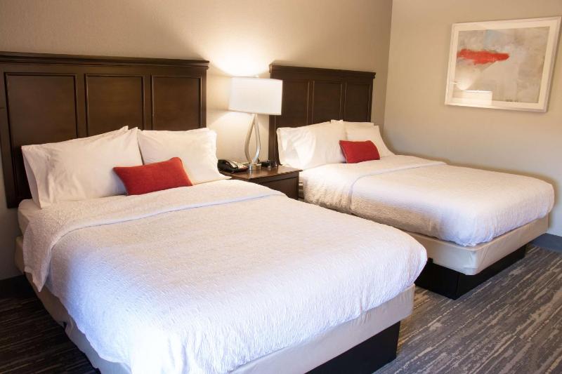 Queen Room with Two Queen Beds - Hearing Access/Non-Smoking image 3