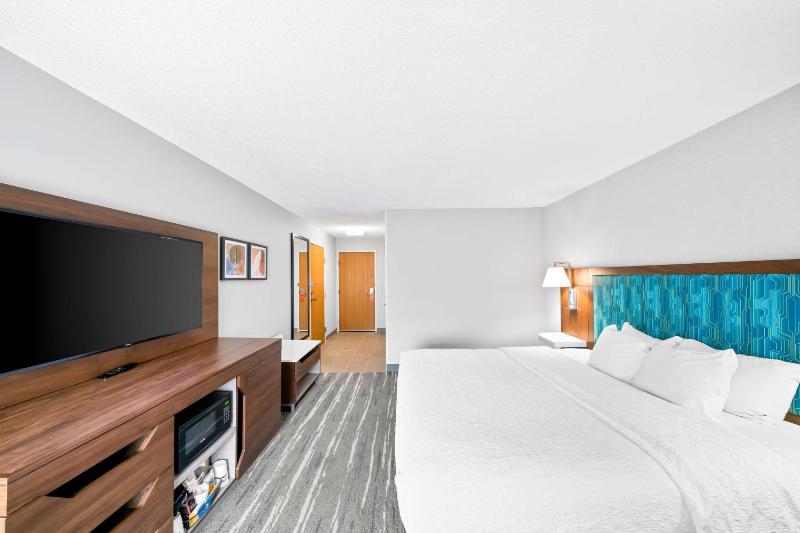 King Room with King Bed - Non-Smoking image 4