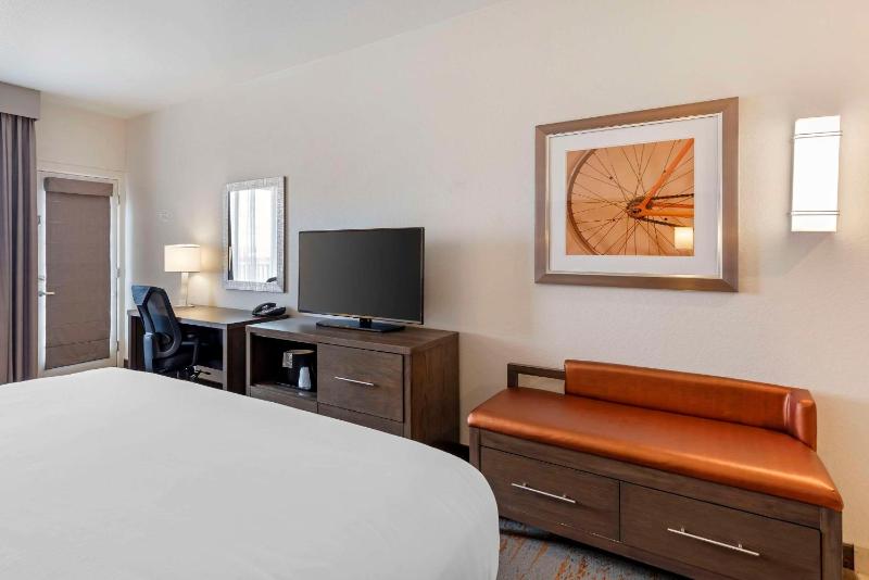 King Room - Non-Smoking image 3
