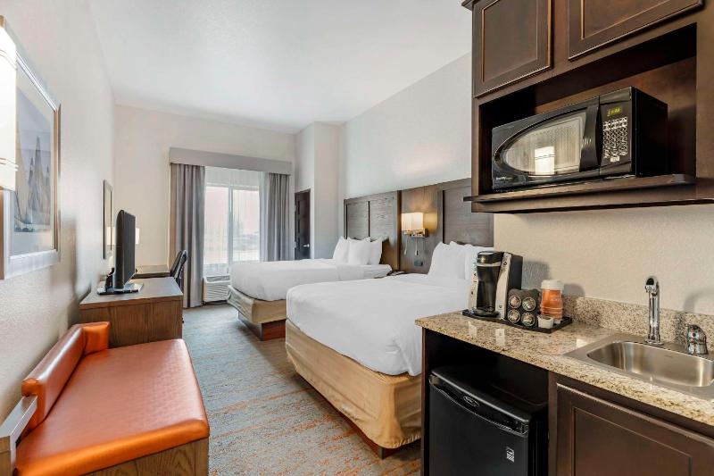 Queen Room with Two Queen Beds - Non-Smoking image 4