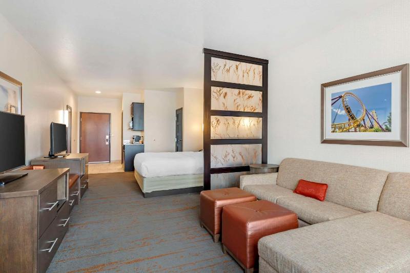 King Suite - Non-Smoking image 3