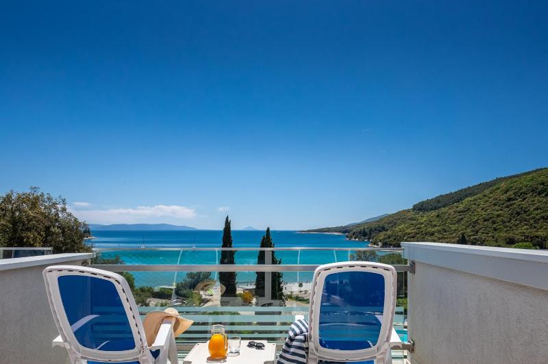Deluxe Double Room with Balcony and Sea View image 3